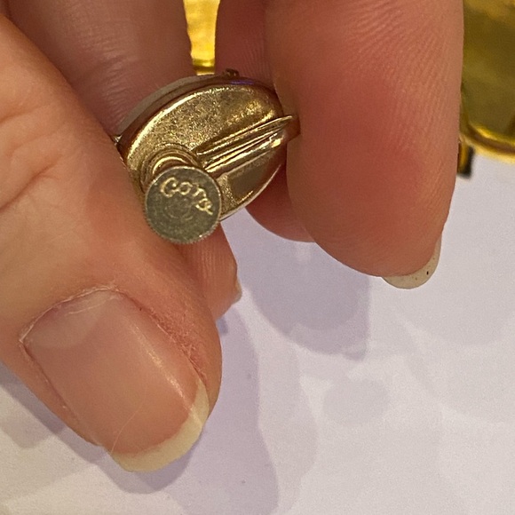 Vintage Cameo Screw Back Earring - Picture 4 of 6